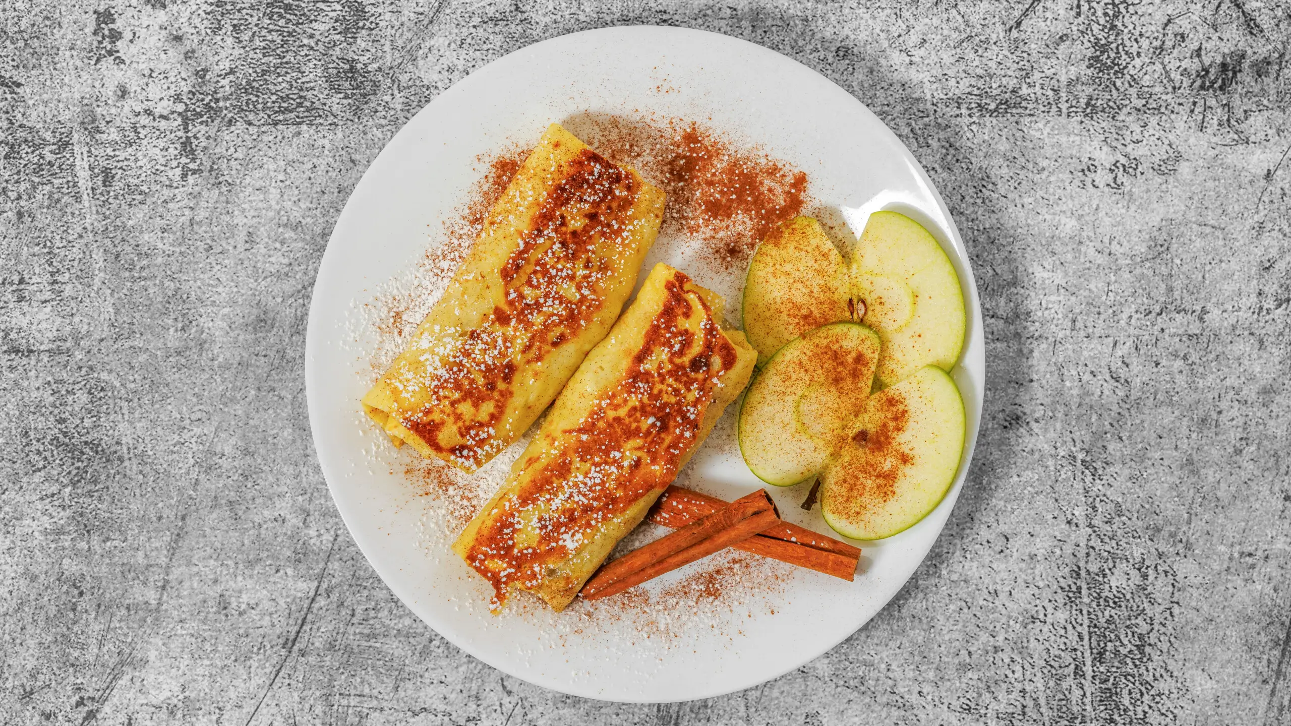 Pfannkuchenrollen mit Apfel und Zimt