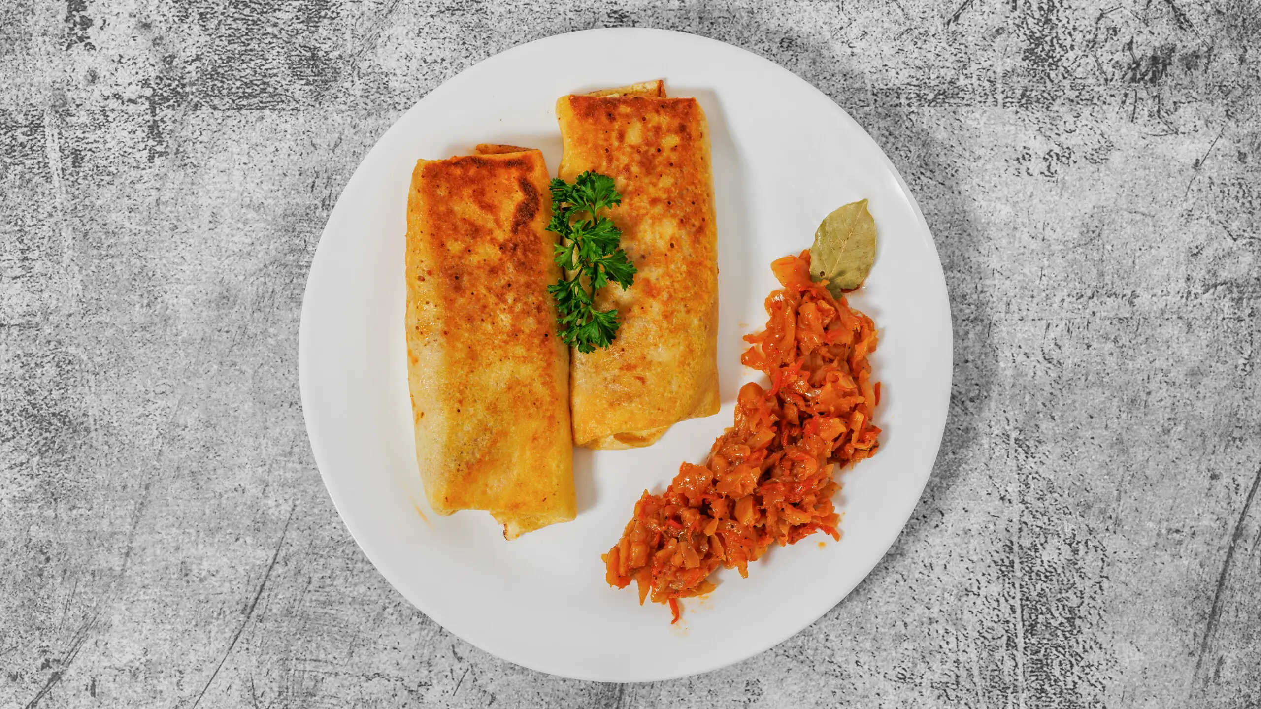 Pfannkuchenrollen mit gedünstetem Kohl